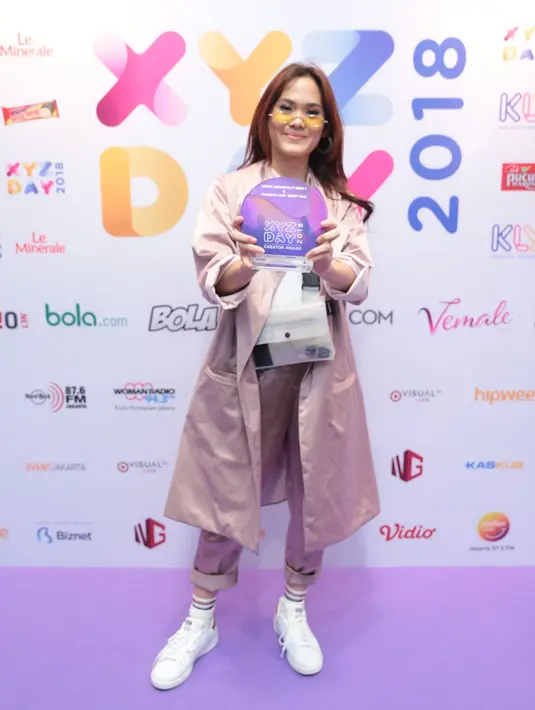 Selain permohonan maaf lantaran kedua teman duetnya tak bisa hadir, penyanyi 21 tahun itu juga mengucapkan terima kasih kepada semua pihak yang membantu mengerjakan singlenya. (Adrian Putra/Bintang.com)