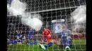  Bek Chelsea, John Terry bersama para pemain Chelsea merayakan kemenangan piala Liga 2014/2015 di final Capital One Cup di Stadion Wembley, London, Minggu (1/3/2015).  Chelsea menang 2-0 atas Tottenham Hotspur. (Reuters/Suzanne Plunkett)