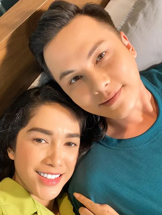 "Iya di rumah aja sampai Ara yang ulang tahun, keluarga kan pada nggak bisa ke mana-mana kayak keluarga nggak boleh datang ya karena harus stay dirumah kan (tapi tetap senang kok)," jelas perempuan 39 tahun itu.  (Instagram/ussypratama)