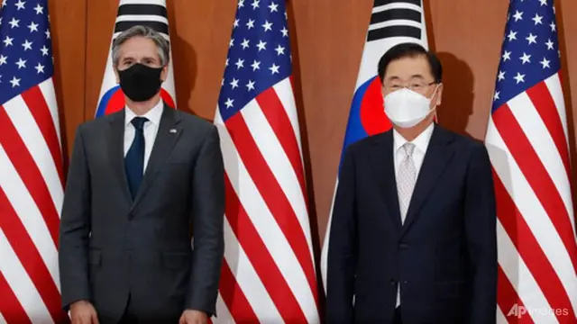 Menteri Luar Negeri AS Antony Blinken dan Menteri Luar Negeri Korea Selatan Chung Eui-yong berpose untuk media sebelum pertemuan mereka di Kementerian Luar Negeri di Seoul, Korea Selatan pada 17 Maret 2021.