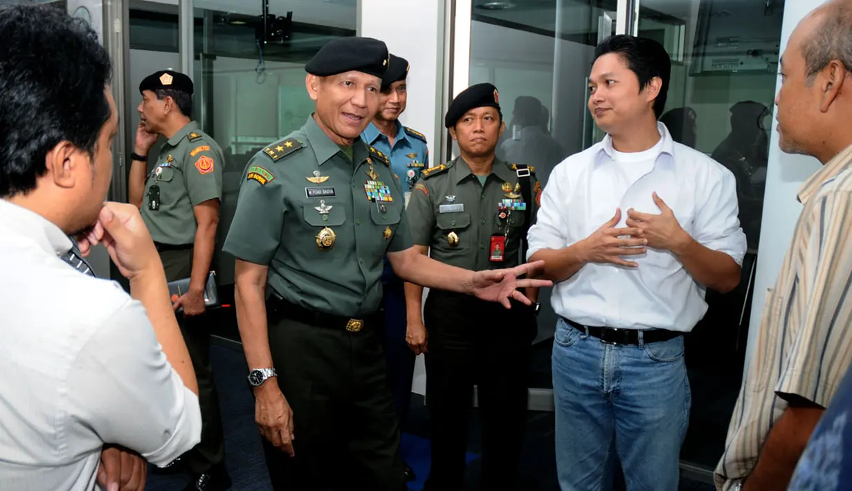 Di ruang redaksi, Kapuspen TNI Mayjen M Fuad Basya juga berdiskusi bersama tim Liputan6.com, Jakarta (24/4/2014). (Liputan6.com/Helmi Fithriansyah)