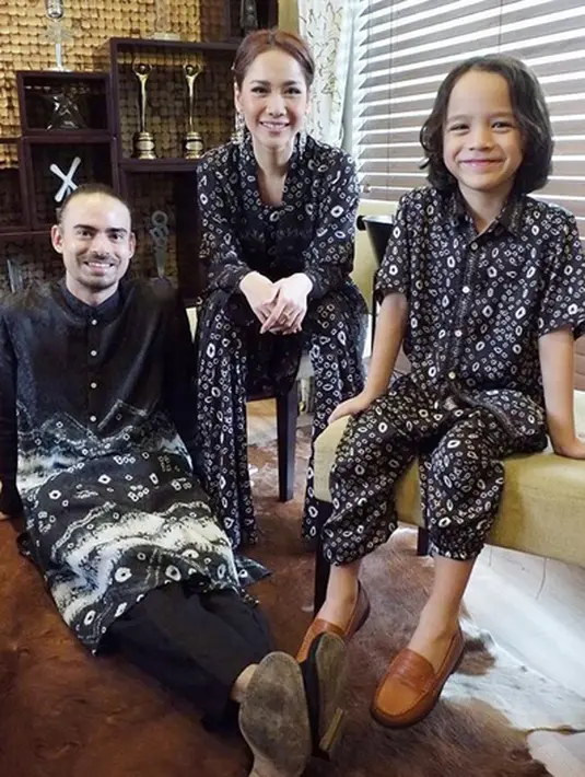 "Aku sih menganggap sebagai teman. Jadi dia bisa share apapun sama maminya. Aku sama Ashraf tipe yang jujur, apapun cerita. Noah pun juga apa saja cerita. Aku sama asraf lebih ke kasih contoh sih," jelas BCL. (Instagram/bclsinclair)