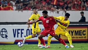 Aksi striker Timnas Vietnam, Nguyen Xuan Son saat menghadapi Timnas Malaysia dalam laga terakhir Kualifikasi Piala Asia 2027 di Thien Truong Stadium, Ninh Bình, Selasa (31/3/2026) malam. (AFP/Nhac Nguyen)