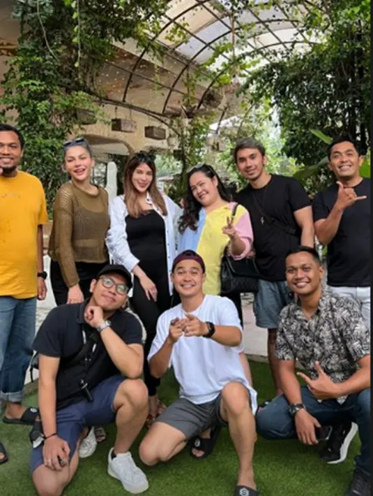 Aiman Ricky juga turut mengunggah momen bersama para sahabat di akun Instagram pribadinya. Keduanya juga terlihat santai dan dekat seperti sebelumnya dalam unggahan tersebut. (Liputan6.com/IG/@aimanrickyy)