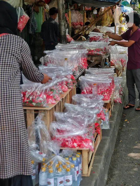Aktivitas jual beli bunga tabur di pasar bunga Rawa Belong, Jakarta, Jumat (17/3/2023). (Liputan6.com/Angga Yuniar)