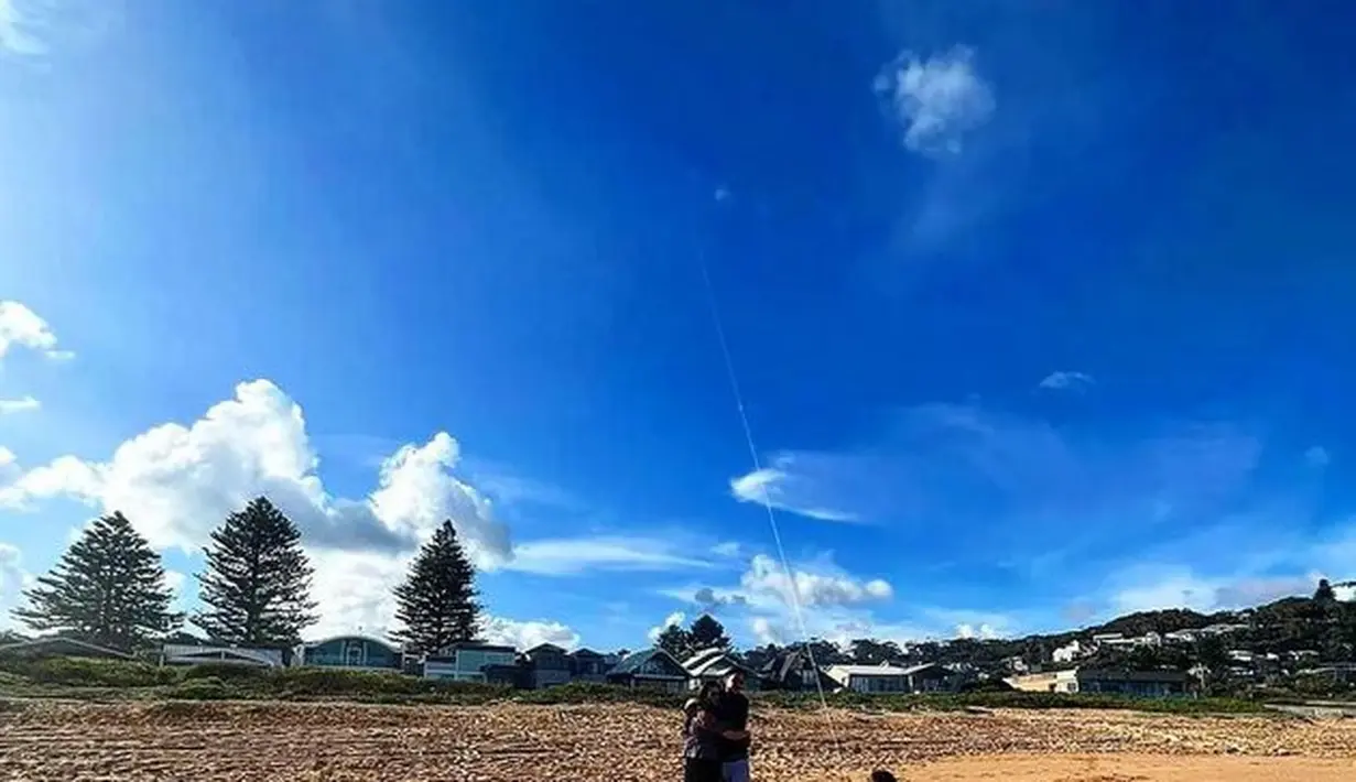 Momen liburan terasa makin seru dengan Zalina yang sudah makin besar. Ia berlarian menikmati angin dan suasana pantai yang membuai. [Instagram @raisa6690]
