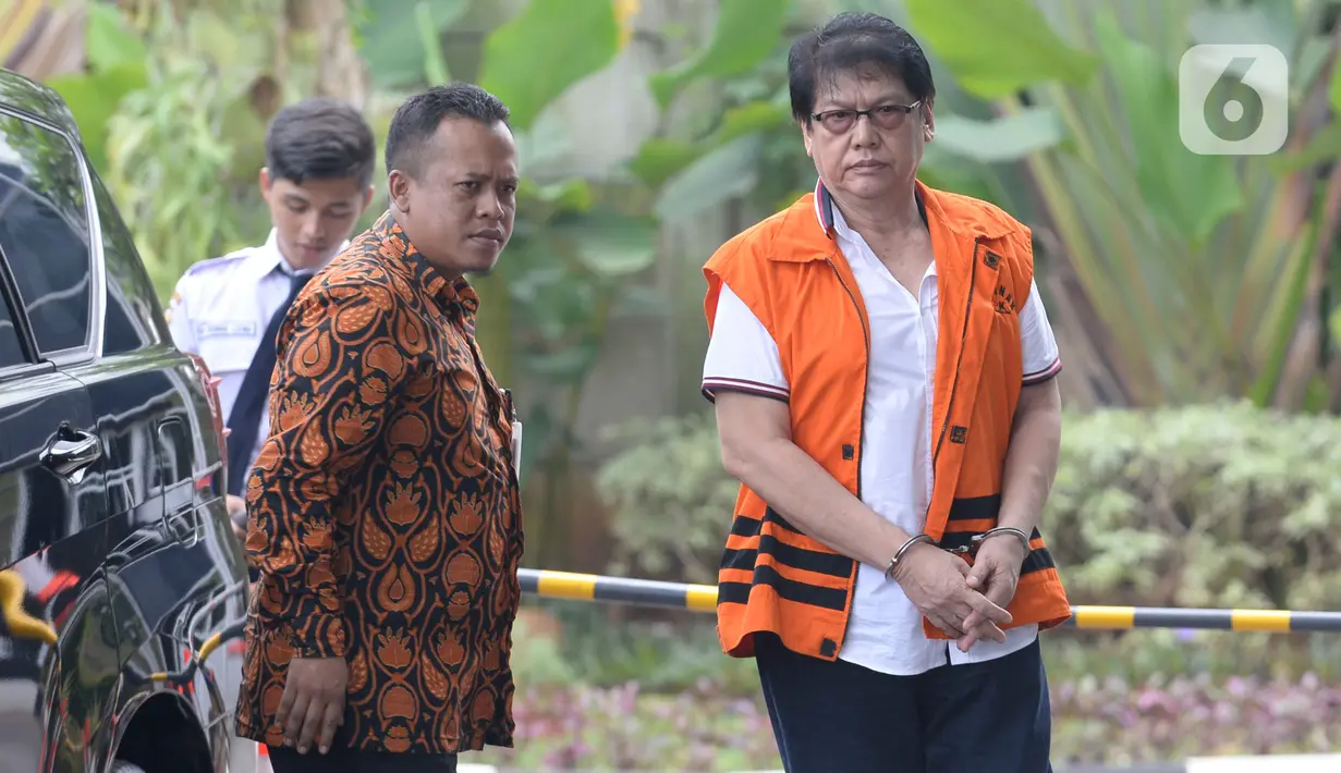 Mantan Kepala Dinas Pengelolaan Keuangan dan Aset Daerah (DPKAD) Kota Bandung, Herry Nurhayat tiba di Gedung KPK, Jakarta, Rabu (4/3/2020). Herry diperiksa sebagai tersangka kasus suap pengadaan tanah untuk Ruang Terbuka Hijau (RTH) di Pemkot Bandung tahun 2012 dan 2013. (merdeka.com/Dwi Narwoko)