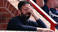 Ekspresi kecewa pelatih Manchester United, Ruben Amorim dengan memegang kepalanya saat laga lanjutan Liga Inggris 2024/2025 melawan West Ham di Old Trafford, Manchester, Inggris, Minggu (11/05/2025) waktu setempat. (AFP/Oli Scarff)