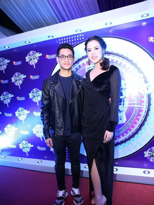 Penyanyi Afgan Syahreza dan Raisa berbangga di ajang tahunan SCTV Music Awards 2016. Pasalnya kerjasama mereka telah membuahkan hasil di single yang bertajuk 'Percayalah' menyabet beberapa penghargaan di SCTV Musik Awards. (Nurwahyunan/Bintang.com)