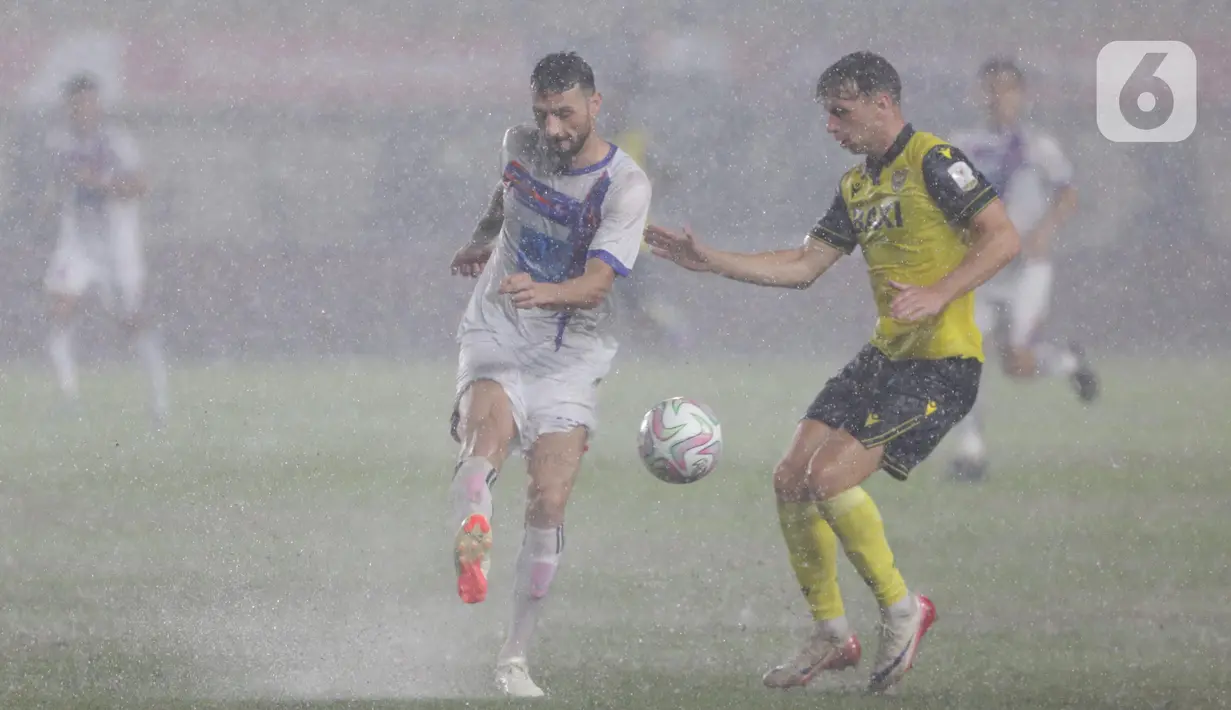 Hujan dengan intensitas tinggi turun di awal babak kedua. (Liputan6.com/Helmi Fithriansyah)