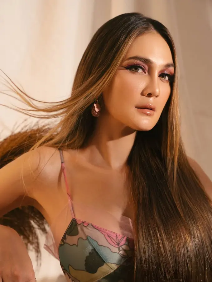 Potret Luna Maya Kenakan Dress Koo Moon Young. (Sumber: Instagram/lunamaya)