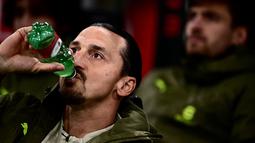 Pemain AC Milan, Zlatan Ibrahimovic saat berada di bangku cadangan dalam pertandingan lanjutan pekan ke-22 Serie A musim 2022/2023 melawan Torino yang berlangsung di San Siro, Milan, Sabtu (11/2/2023) dini hari WIB. (AFP/Marco Bertorello)
