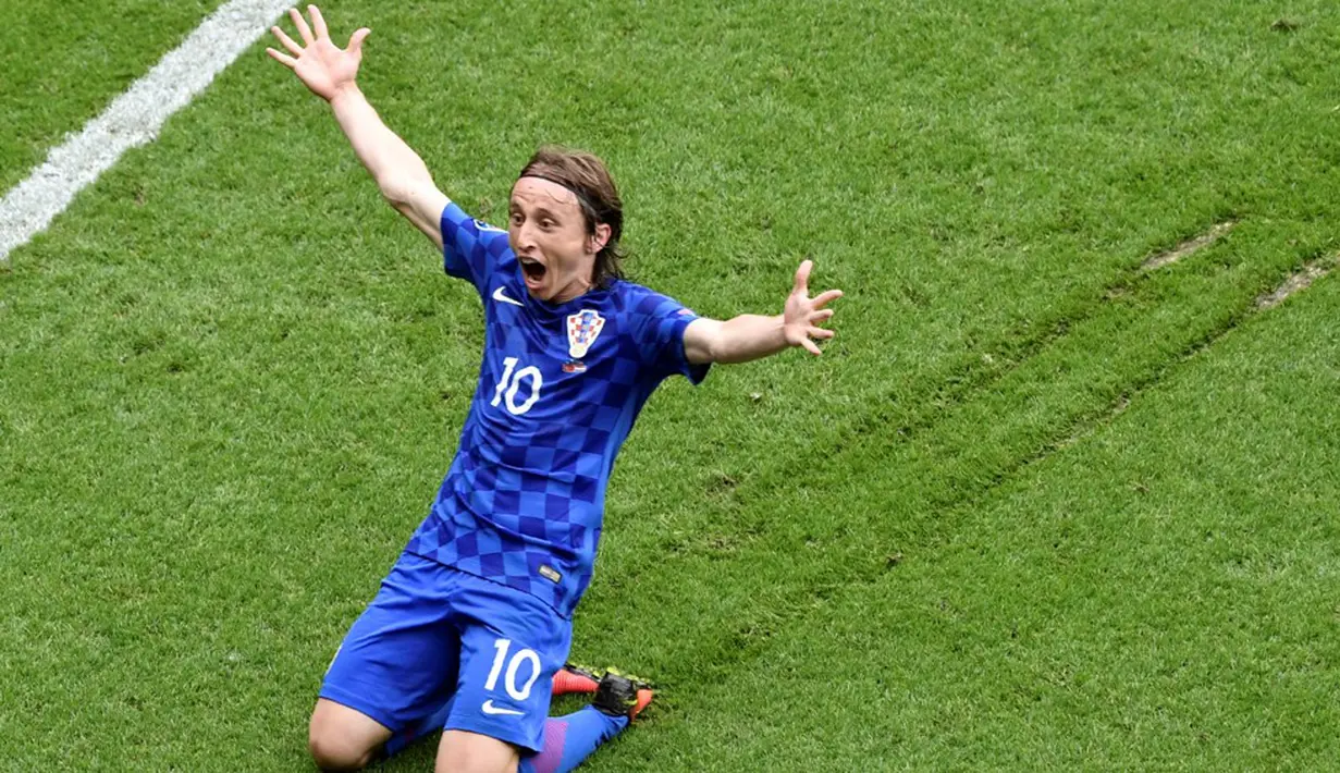 Luka Modric mencetak gol tunggal kemenangan Kroasia atas Turki dalam laga Grup D Piala 2016 di Stadion Parc des Princes, Paris, (12/6/2016). (AFP/Philippe Lopez)