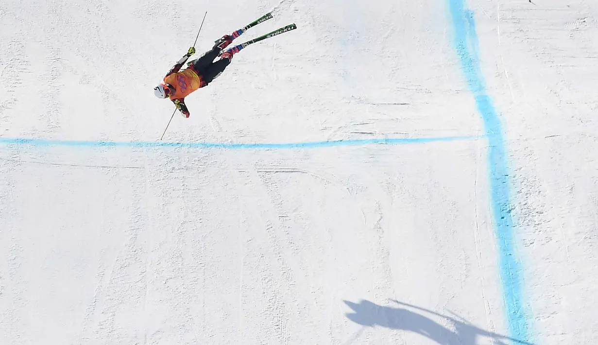 Christopher Delbosco dari Kanada saat mengikuti perlombaan ski 1/8 akhir pertandingan selama Olimpiade Musim Dingin Pyeongchang 2018 di Phoenix Park di Pyeongchang (21/2). (AFP Photo/Loic Venance)