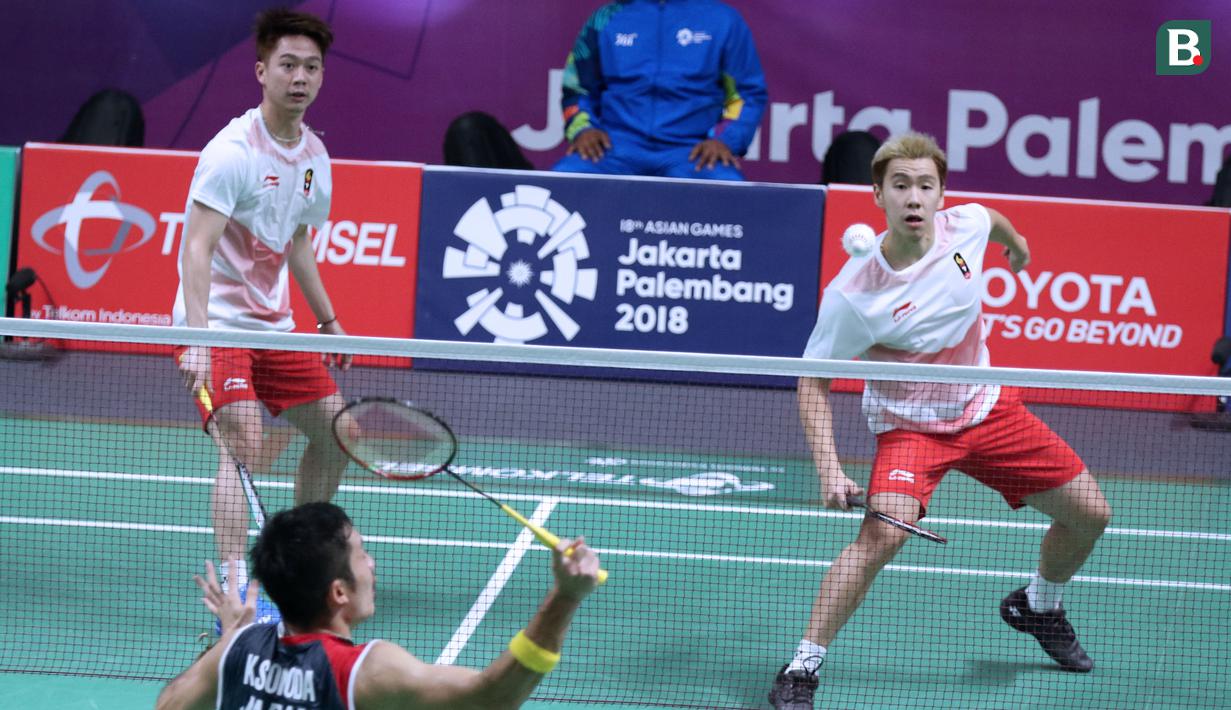 Pasangan Indonesia, Kevin Sanjaya/Marcus Gideon, saat melawan wakil Jepang, Takeshi Kamura/Kelgo Sonoda, pada laga Asian Games di Istora, Jakarta, Selasa (21/8/2018). Kevin/Marcus menang 21-18 dan 21-12. (Liputan6.com/Helmi Fithriansyah)