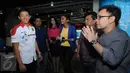 Pebalap Indonesia yang turun di ajang GP2 Series, Rio Haryanto saat mengunjungi SCTV Tower di bilangan Senayan, Jakarta, Jumat (31/7/2015). Tampak, Rio Haryanto (kiri) saat berada di ruang redaksi SCTV. (Liputan6.com/Helmi Fithriansyah)