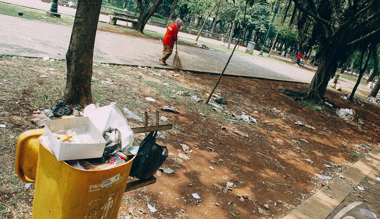 Menurut petugas yang sedang bekerja, tong sampah sudah lama rusak dan belum juga diganti di Monas, Jakarta, Senin (27/10/2014). (Liputan6.com/Faizal Fanani)