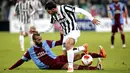 Carlos Tevez berjuang mempertahankan bola dari Jose Bosingwa pada putaran leg pertama 32 besar Liga Eropa antara Juventus vs Trabzonspor di stadion Juventus, Turin pada 21 Februari 2014 (AFP/Marco Bertorello).