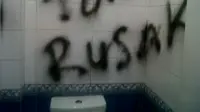 Kesal Toilet Rusak, Anggota DPRD Batam Corat-coret Dinding