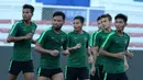 Para pemain Timnas Indonesia U-22 berlari santai saat latihan di Stadion Rizal Memorial, Manila, Rabu (27/11). Latihan ini persiapan jelang laga SEA Games 2019 melawan Singapura U-22. (Bola.com/M Iqbal Ichsan)