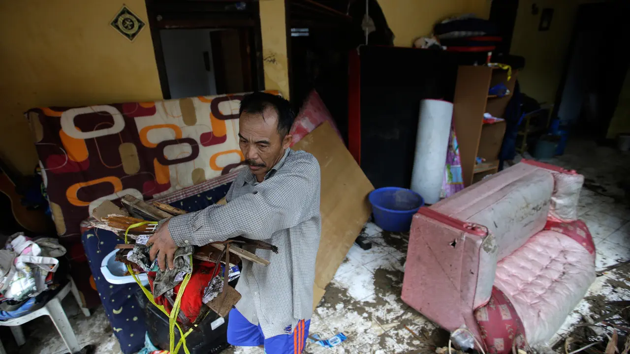 Bersih-Bersih Rumah Usai Tsunami