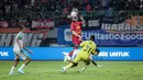 Pemain Persija Jakarta, Marko Simic berusaha mencetak gol ke gawang PSBS Biak, Arjuna Agung dalam laga lanjutan BRI Liga 1 2024/2025 di Stadion Patriot Candrabhaga, Bekasi, Minggu (02/02/2025). (Bola.com/Bagaskara Lazuardi)
