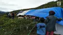 Warga berteduh dalam tenda di perkebunan teh milik PT Nirmala di Desa Malasari, Kecamatan Nanggung, Kabupaten Bogor, Jawa Barat. Warga khawatir akibat gempa dan hujan menimbulkan tanah longsor di desanya. (Liputan6.com/Achmad Sudarno)