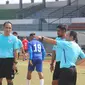 Pelatih Kepala Sulut United Ricky Nelson memberikan instruksi kepada dua asisten pelatih Leo Soputan dan Purwanto di Stadion Klabat Manado, beberapa waktu lalu.