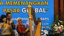 Istri Wakil Presiden, Mufidah Jusuf Kalla (tengah) membunyikan harpa saat membuka HUT 41 tahun IWAPI di Kementerian Perindustrian, Jakarta, Kamis (10/3/2016). 41 tahun IWAPI dimeriahkan dengan pameran produk kerajinan. (Liputan6.com/Helmi Fithriansyah)