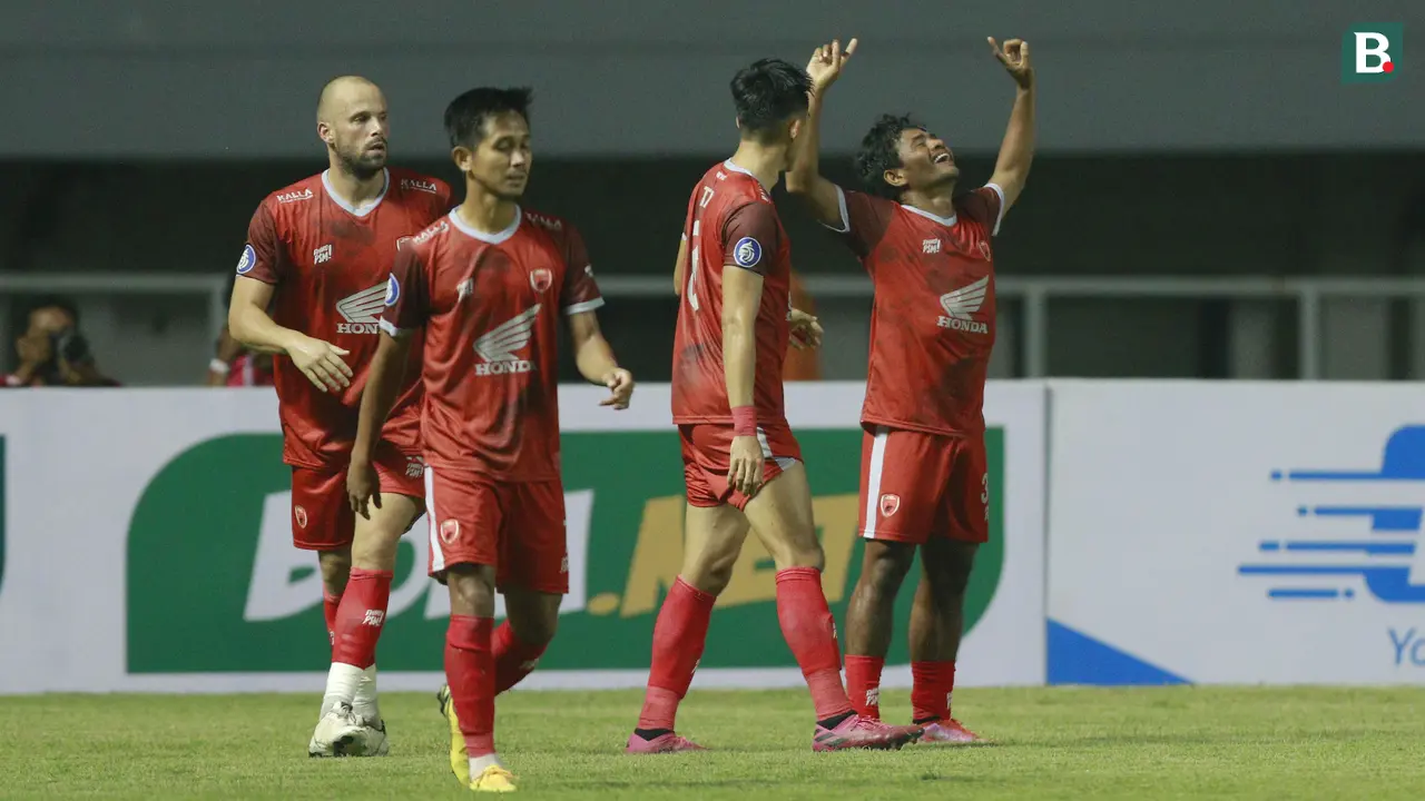 Foto: Baru Berjalan 4 Menit Pemain Arema FC Diganjar Kartu Merah saat Menghadapi PSM Makassar di Babak Pertama BRI Liga 1