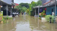 Perumahan Kenari De'Residence di Cimanggis, Depok banjir akibat tanggul kali Cipinang Jebol. (Foto: Dicky Agung/Liputan6.com).