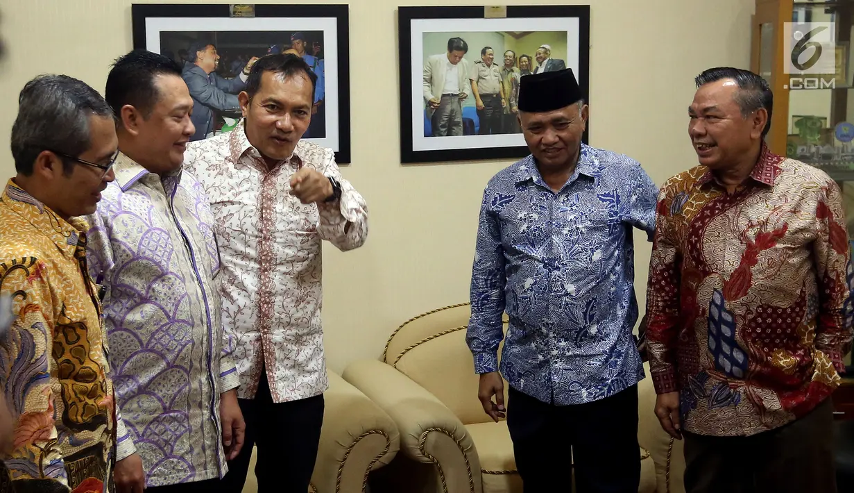 Agus Rahardjo (kedua kanan) bersama pimpinan KPK lainnya sebelum mengikuti Rapat Dengar Pendapat (RDP) dengan Komisi III DPR di Kompleks Parlemen, Senayan, Jakarta, Senin (11/9). (Liputan6.com/Johan Tallo)