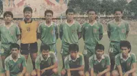 Subangkit (nomor punggung 3) saat membela Persebaya Surabaya. (Repro Jawa Pos)