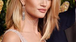 Artis Rosie Huntington mengunakan gaun dengan memamerkan belahan dadanya saat menghadiri British Fashion Awards di London, Senin (23/11). (dailymail.co.uk)