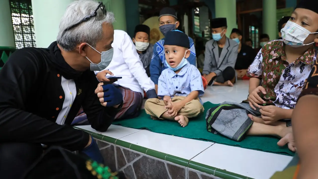 Gubernur Ganjar Pranowo saat ngobrol dengan santri kecil di Yayasan Sosial dan Panti Asuhan At-Taqwa, Dukuh Genting, Meteseh, Tembalang, Kota Semarang, Sabtu (24/4). (Foto: Liputan6.com/Felek Wahyu)