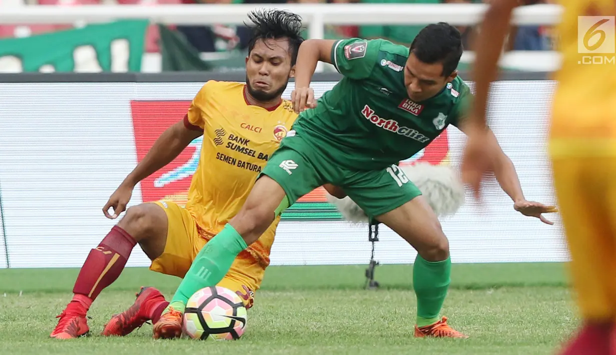 Pemain Sriwijaya FC berebut bola dengan pemain PSMS Medan saat pertandingan perebutan juara ketiga Piala Presiden di Stadion Gelora Bung Karno, Jakarta, Sabtu (17/2). Sriwijaya FC unggul 4-0 dan menempati peringkat ketiga. (Liputan6.com/Arya Manggala)