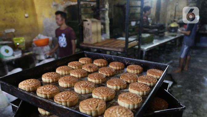 Pekerja menyelesaikan pembuatan kue kering di Jakarta, Rabu (30/9/2020). Kemenkop UKM menyatakan realisasi penyaluran bantuan presiden (Banpres) produktif untuk UMKM senilai 2,4 juta/UKM hingga 21 September 2020 mencapai 5.909.647 usaha mikro atau sekitar 64,50 persen. (Liputan6.com/Angga Yuniar)