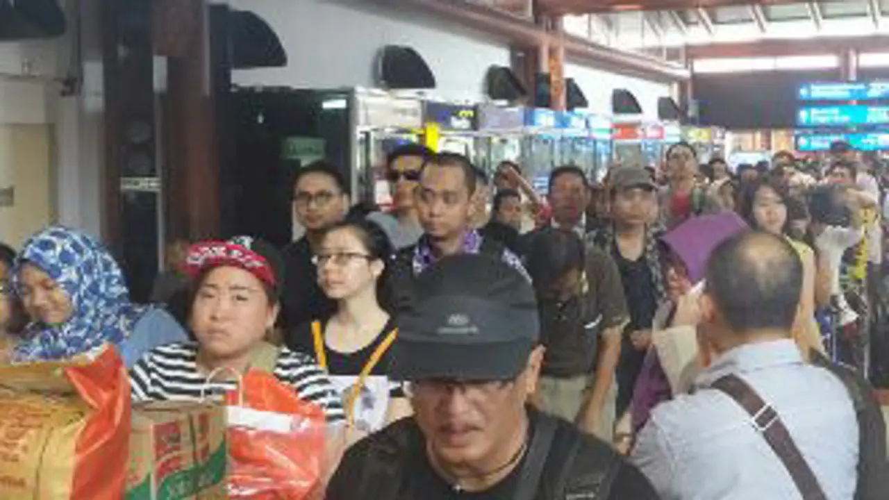 Akibat Kebakaran di Bandara Soetta, Ratusan Penumpang Menumpuk