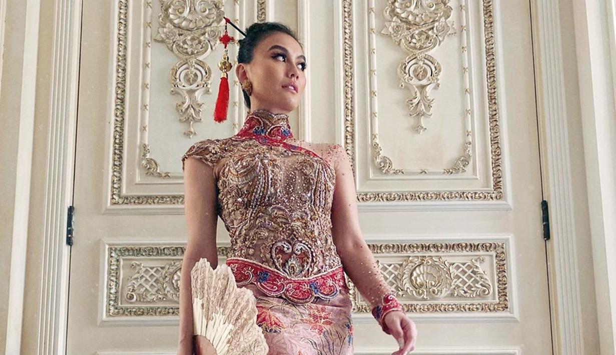 FOTO Agnez Mo dalam Balutan Batik dan Kebaya Nusantara Foto