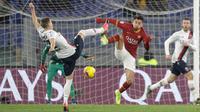 Pemain AS Roma Henrikh Mkhitaryan (kanan) dan pemain Bologna Mattias Svanberg berebut bola pada pertandingan pekan ke-23 Serie A Liga Italia di Olimpico Stadio, Roma, Italia, Jumat (7/2/2020). AS Roma kalah dari Bologna 2-3. (AP Photo/Gregorio Borgia)