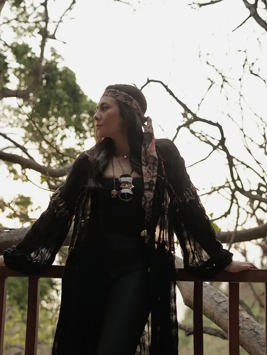 Seperti ketika Wulan Guritno menggunakan baju berwarna hitam ini. Berlibur ke Sumba, Wulan Guritno tampil simpel, lengkap dengan head band dan kalung bermotif etnik. (Liputan6.com/IG/@wulanguritno)