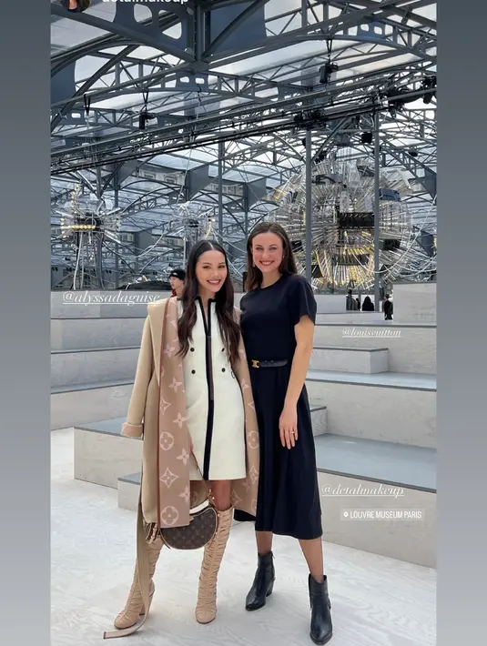 Scarf monogram dan small bag dari Louis Vuitton menutup penampilan mantan kekasih Al Ghazali itu. [@alyssadaguise]