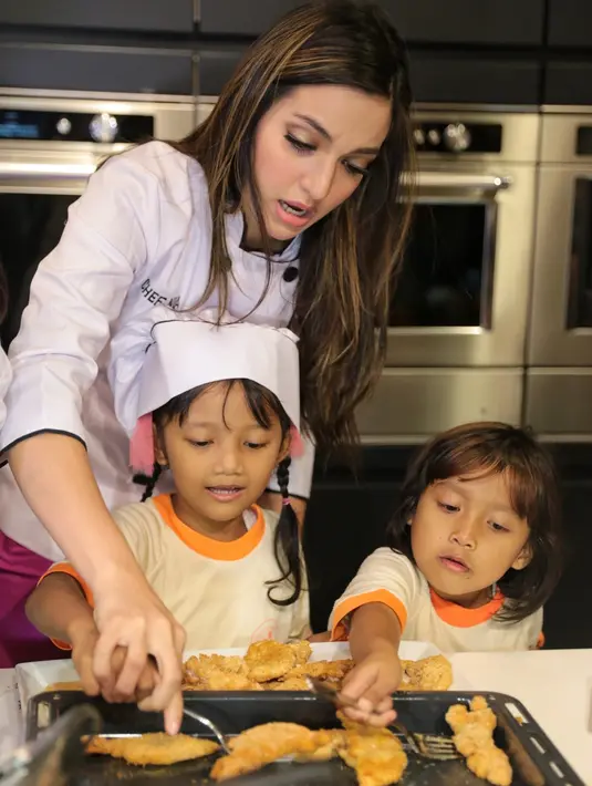 Setelah masakannya matang, lantas dihidangkan untuk para anak-anak PAUD. 20 anak-anak dari Mekarsari Jakarta Timur hadir dalam acara tersebut. (Adrian Putra/Bintang.com)