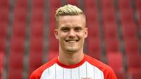 Bek FC Augsburg, Philipp Max, mencatat 10 assist di Bundesliga pada musim ini. (AFP/Christof Stache)