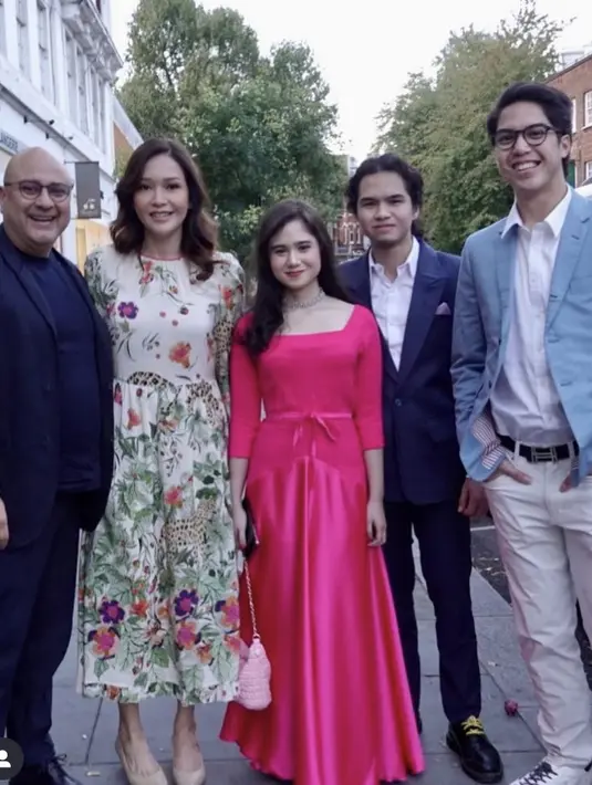 <p>Saat acara henna, Tissa tampil dengan dress square neck warna fuschia. Lalu Maia mengenakan dress bermotif. [@maiaestiantyreal]</p>