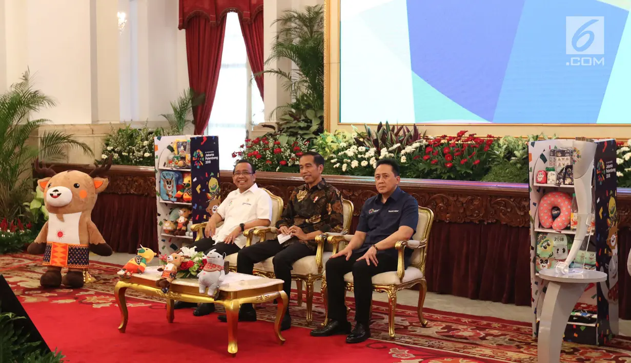 Presiden Joko Widodo (tengah) bersama Mensesneg Pratikno (kiri) dan Kepala Bekraf Triawan Munaf saat menghadiri promosi Asian Games 2018 di Istana Negara, Jakarta, Selasa (5/6). (Liputan6.com/Angga Yunia)