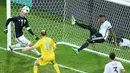 Bek Jerman, Jerome Boateng, menghalau bola yang hampir masuk ke gawangnya saat melawan Ukraina pada laga Grup C Piala Eropa 2016 di Stade Pierre-Mauroy, Senin (13/6/2016) dini hari WIB. (AFP/Denis Charlet)