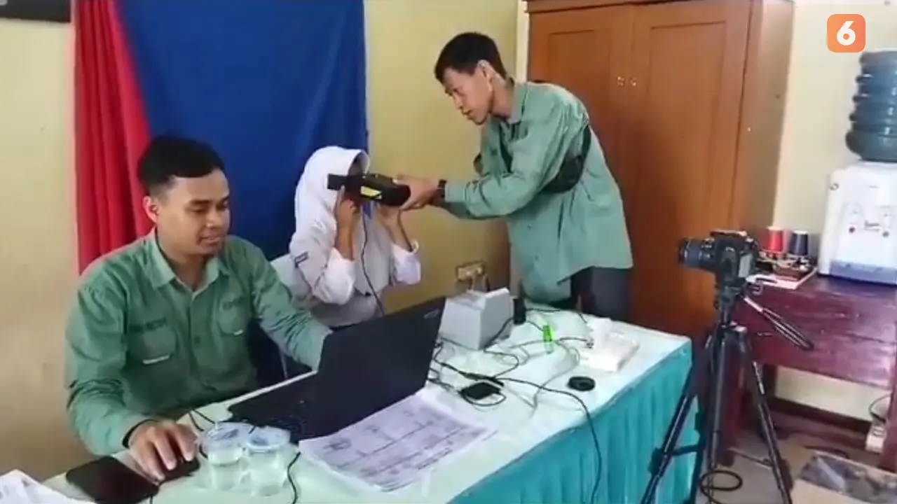 Para pemilih pemula melakukan rekaman E-KTP di SMAN 1 Cikidang Kabupaten Sukabumi (Liputan6.com/Fira Syahrin)