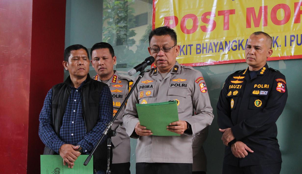 Penyerahan jenazah korban tewas yang teridentifikasi dipimpin langsung Kepala Rumah Sakit Polri Kramat Jati, Brigjen Pol Prima Heru Yulihartono. Tampak dalam foto, Kepala Rumah Sakit Polri Kramat Jati, Brigjen Pol Prima Heru Yulihartono saat membacakan nama-nama korban kebakaran Gedung Terra Drone yang sudah terindentifikasi di Rumah Sakit Bhayangkara R. Said Sukanto atau RS Polri Kramat Jati, Jakarta, Rabu (10/12/2025). (merdeka.com/magang/Rendi Saputra)