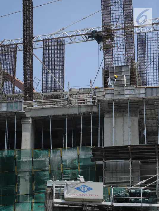 Pekerja menyelesaikan pembangunan gedung di kawasan Ampera, Jakarta, Kamis (4/4). Kementerian Pekerjaan Umum dan Perumahan Rakyat (PUPR) terus meningkatkan kompetensi pekerja di bidang konstruksi dengan mempercepat sertifikasi tenaga kerja. (Liputan6.com/Faizal Fanani)